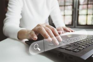 optimisation des moteurs de recherche seo, technologie de recherche, mains de femmes utilisant un clavier d'ordinateur pour rechercher des informations, utilisant la barre de recherche de sites Web pour trouver les informations souhaitées ou faire des achats en ligne. photo