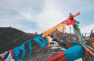 drapeaux de prière colorés le long d'un pont photo