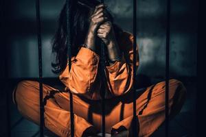 portrait de femmes désespérées d'attraper la prison de fer, le concept de prisonnier, les thaïlandais, espèrent être libres, si la violation de la loi était arrêtée et emprisonnée. photo