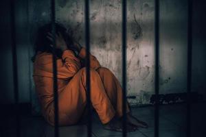 portrait de femmes désespérées d'attraper la prison de fer, le concept de prisonnier, les thaïlandais, espèrent être libres, si la violation de la loi était arrêtée et emprisonnée. photo