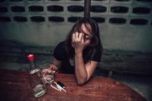 asiatique femme boisson Vodka seul à Accueil sur nuit temps, thaïlande les gens, le stress femme ivre concept photo