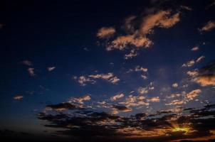 ciel coloré au coucher du soleil photo