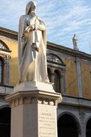vérone, italie - statue de dante alighieri, célèbre poète ancienne sculpture. photo