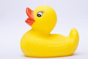 Canard en caoutchouc jaune pour l'heure du bain d'un enfant, isolé sur fond blanc photo