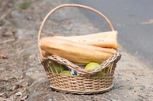 panier rempli de nourriture pour un pique-nique à la campagne photo