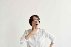 femme dans blanc chemise avec des lunettes Bureau exécutif lumière Contexte photo