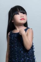 portrait asiatique mignonne peu fille pose pour prendre une photo dans studio sur blanc Contexte