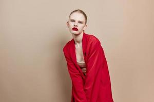 portrait de une femme rouge lèvres mode veste studio modèle inchangé photo