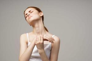 mécontent femme bras douleur arthrite chronique maladie isolé Contexte photo