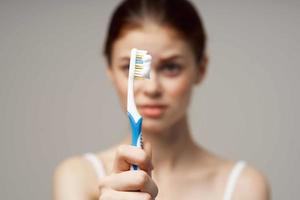 de bonne humeur femme dans blanc T-shirt dentaire hygiène santé se soucier isolé Contexte photo