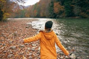 joyeux femme dans la nature l'automne forêt rivière liberté photo