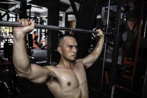 portrait de asiatique homme gros muscle à le gymnase, thaïlande personnes, entraînement pour bien corps sain poids entraînement, remise en forme à le Gym concept, farce à abdominal muscles photo