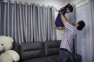 père journée notion, asiatique Jeune Beau père et fille rester à Accueil ensemble photo