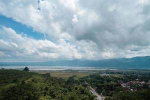 paysage photo de vert jardin, en haut colline et fleur parc sur le central Java sémarang. le photo est adapté à utilisation pour traditionnel nourriture arrière-plan, affiche et nourriture contenu médias.