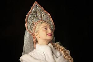 Biélorussie, le ville de Gomil, décembre dix, 2019. le vacances de éclairage le Noël arbre. portrait de une magnifique russe neige jeune fille. photo