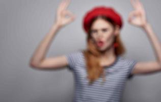 jolie femme dans rouge chapeau décoration produits de beauté sourire modèle photo