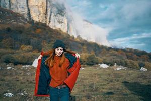 voyageur dans chaud vêtements repos dans la nature dans le montagnes dans le tomber haute falaises vacances modèle tourisme photo