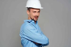 ouvrier Masculin ingénieur dans blanc casque émotions professionnel photo