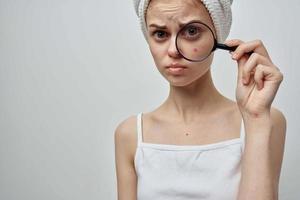 jolie femme avec une serviette sur mon tête peau problèmes fermer photo