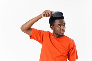 homme africain apparence et peignes cheveux toilettage isolé Contexte photo