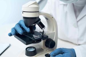 microscope laboratoire recherche Diagnostique microbiologie photo