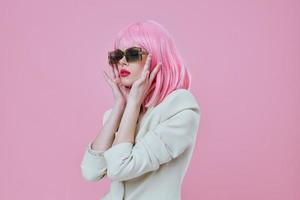 beauté mode femme portant des lunettes de soleil rose cheveux posant Couleur Contexte inchangé photo