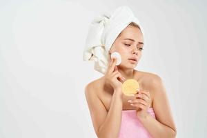 femme avec brûlé clés coton tampon nettoyer peau dermatologie se soucier photo