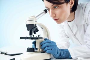 femelle médecin laboratoire science recherche microscope photo