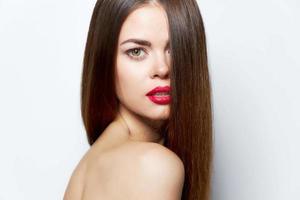 femme avec longue coiffure portrait de une modèle rouge à lèvres isolé photo