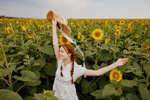 femme avec deux nattes dans une champ de tournesols mode de vie campagne photo