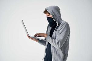Masculin voleur encapuchonné tête le piratage La technologie Sécurité isolé Contexte photo