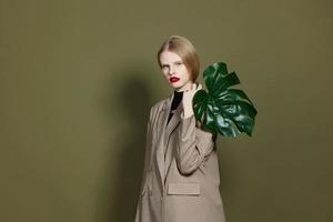 à la mode femme vert paume feuille manteau brillant maquillage studio modèle inchangé photo