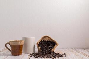 aime boire du café, des tasses à café et des grains de café photo