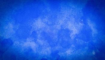 fond bleu foncé multicouche artistique peint à la main. nébuleuse bleu foncé scintille univers étoile violet dans l'espace extra-atmosphérique galaxie horizontale sur l'espace. aquarelle bleu marine et texture de papier. laver aqua photo