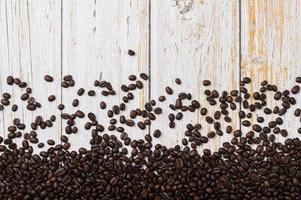 aime boire du café, des grains de café sur la table photo