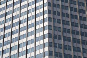 les fenêtres de Bureau bâtiment dans européen ville photo