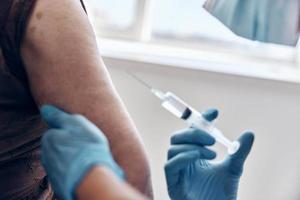 Masculin médecin donnant un injection vaccin passeport santé se soucier photo