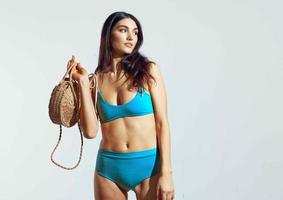 femme bleu maillots de bain plage sac posant bikini été photo