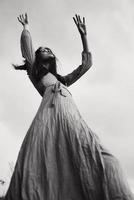 magnifique femme longue coiffure dans Extérieur mariage robe noir et blanc photo