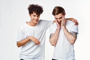 deux les mecs dans blanc t-shirts suivant à relation amicale la communication émotions photo