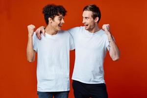 deux de bonne humeur copains dans blanc t-shirts la communication photo