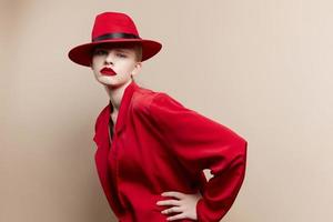 jolie femme rouge veste et chapeau rouge lèvres mode studio modèle inchangé photo