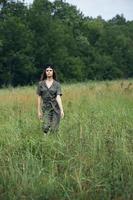 femme en plein air vert combinaison marcher grand herbe Frais air photo