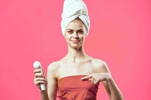 femme avec serviette sur tête nu épaules massage médicament produits de beauté photo