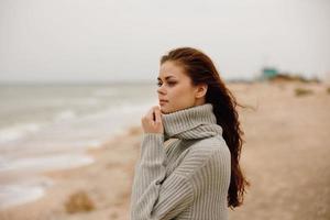 magnifique femme avec longue cheveux sur le plage la nature paysage marcher content femelle relaxant photo