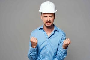 homme dans bleu chemise ingénieur construction casque sécurité travail photo