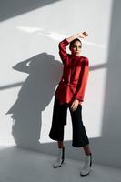 femme dans à la mode l'automne des chaussures rouge veste et noir pantalon photo