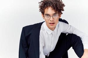 gars frisé cheveux des lunettes et une veste la photographie studio modèle lumière Contexte photo