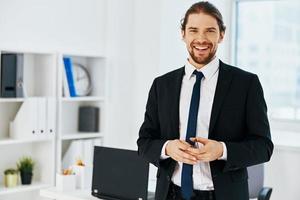 homme dans une costume dans le Bureau avec les documents exécutif photo