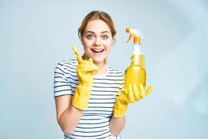émotif femme nettoyage un service mode de vie caoutchouc gants photo